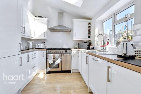 242 South End Road, Rainham, RM13 7XT