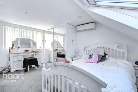 242 South End Road, Rainham, RM13 7XT