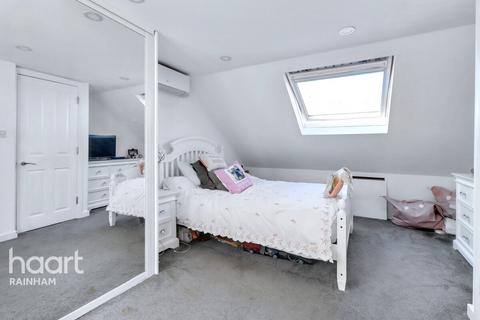 242 South End Road, Rainham, RM13 7XT