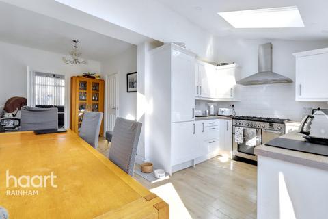 242 South End Road, Rainham, RM13 7XT