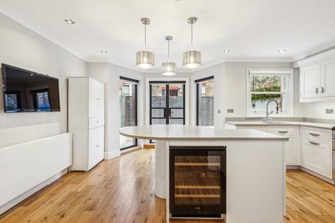 4 bedroom terraced house to rent, Roland Way, London