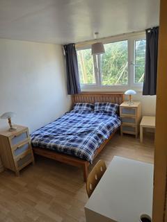 1 bedroom in a flat share to rent, Eastleigh Walk, London SW15