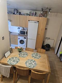1 bedroom in a flat share to rent, Eastleigh Walk, London SW15