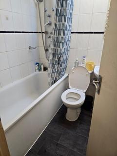 1 bedroom in a flat share to rent, Eastleigh Walk, London SW15