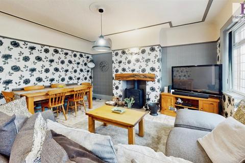 4 bedroom semi-detached house for sale, The Avenue, Hipperholme, Halifax
