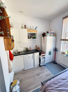 Studio to rent, Station Road, London N3