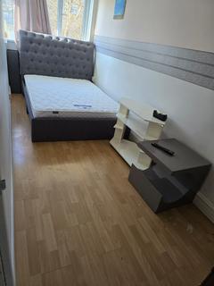 1 bedroom in a flat share to rent, Tildesley Road, London SW15