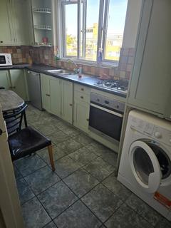 1 bedroom in a flat share to rent, Tildesley Road, London SW15