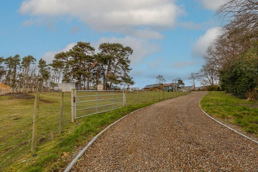 Middle Low Woodside Barn   Private Driveway