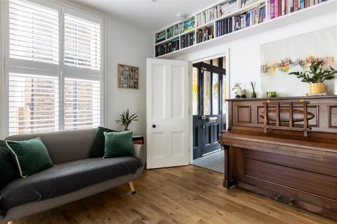 17 Cockshot Road, Reigate, RH2 7HD