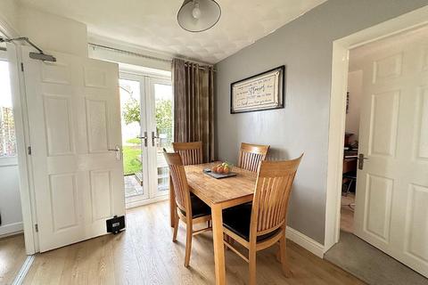 4 bedroom semi-detached house to rent, Claregate, East Hunsbury, Northampton NN4