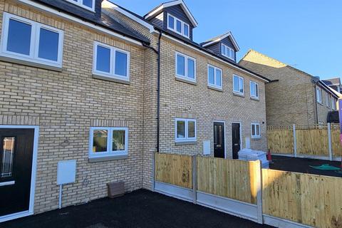 4 bedroom terraced house to rent, Hazelmaur Walk, Margate