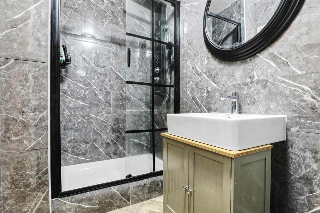 Bathroom 2.jpg