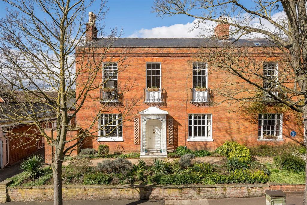 250315 - 4 The Crescent, Bedford - 02.jpg