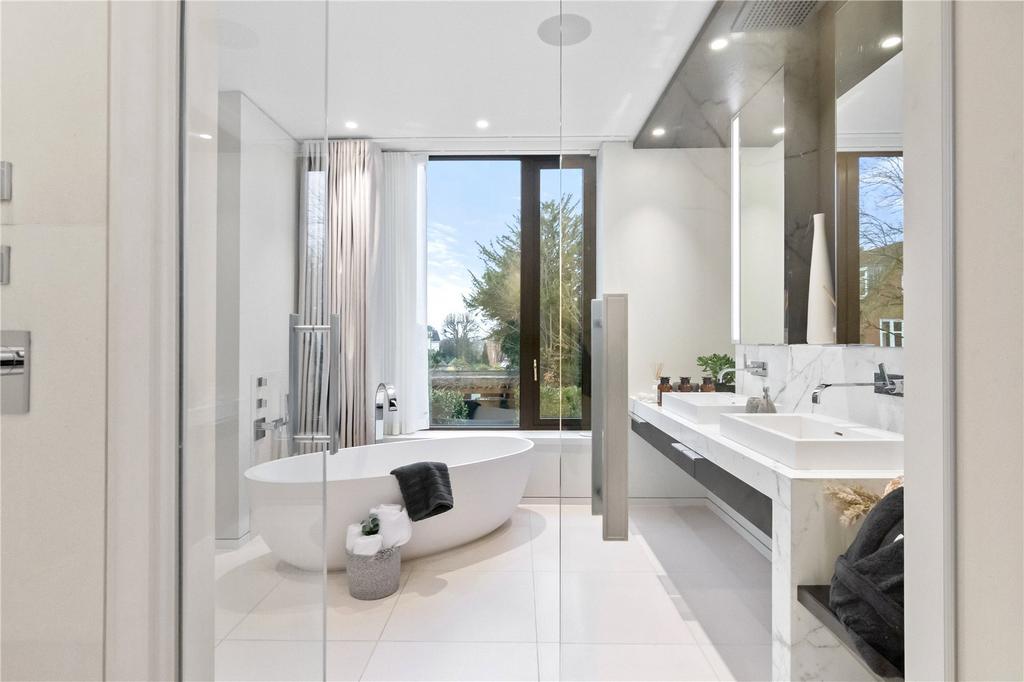 Principal Bathroom