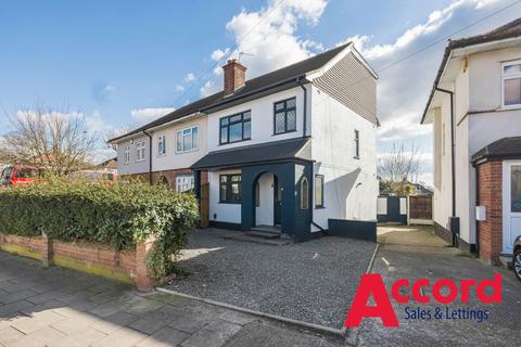 4 bedroom end of terrace house for sale, Lowshoe Lane, Romford, RM5