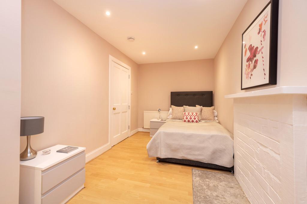Double bedroom 2 of 2a Fettes Row