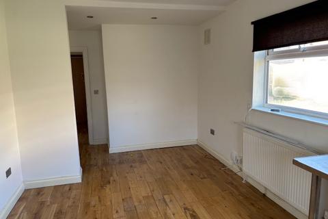 3 bedroom flat to rent, Egerton Road, South Norwood, SE25