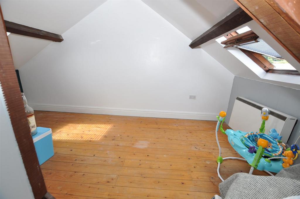 L Shaped attic room/ bedroom 4