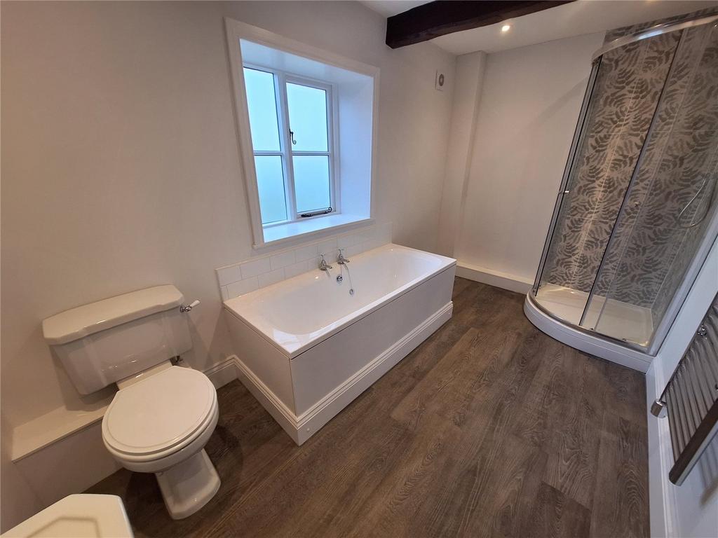 Family Bathroom 1