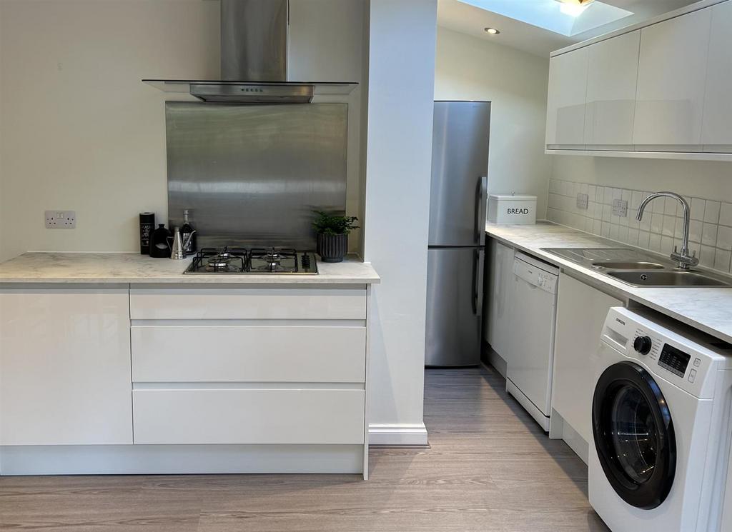 21a Comyn Road kit2.jpg