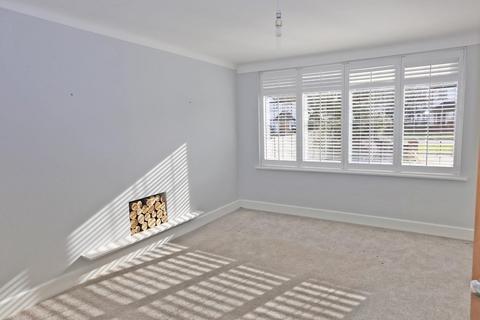 4 bedroom semi-detached house to rent, Midfield Way, Orpington, BR5 2QJ