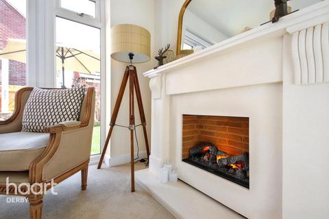 4 bedroom detached house to rent, Knight Close, Burton-on-Trent