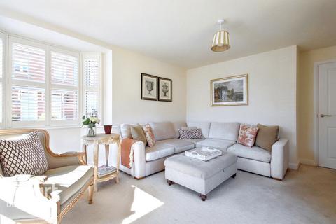 4 bedroom detached house to rent, Knight Close, Burton-on-Trent