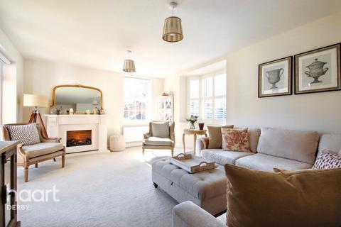 4 bedroom detached house to rent, Knight Close, Burton-on-Trent