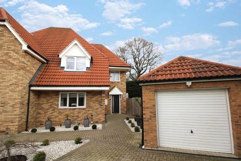 3 bedroom semi-detached house to rent, Mons Avenue, CM11