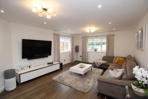 3 bedroom semi-detached house to rent, Mons Avenue, CM11