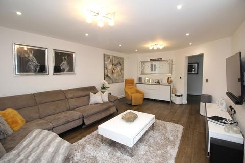 3 bedroom semi-detached house to rent, Mons Avenue, CM11