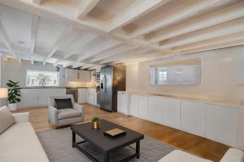 The Coach House, 136 Westbridge Road, London, SW11 3PF