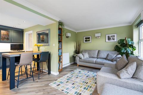 34 Whitefields Gate, Solihull, B91 3GE