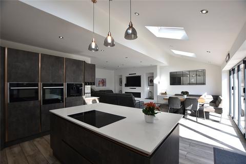 4 bedroom semi-detached house for sale, Thornham Old Road, Thornham, Royton, Oldham, OL2