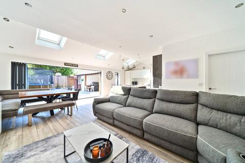 11 Thornham Old Road, Royton, Oldham, OL2 5UN