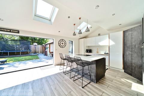 11 Thornham Old Road, Royton, Oldham, OL2 5UN