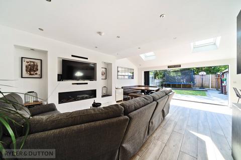 11 Thornham Old Road, Royton, Oldham, OL2 5UN