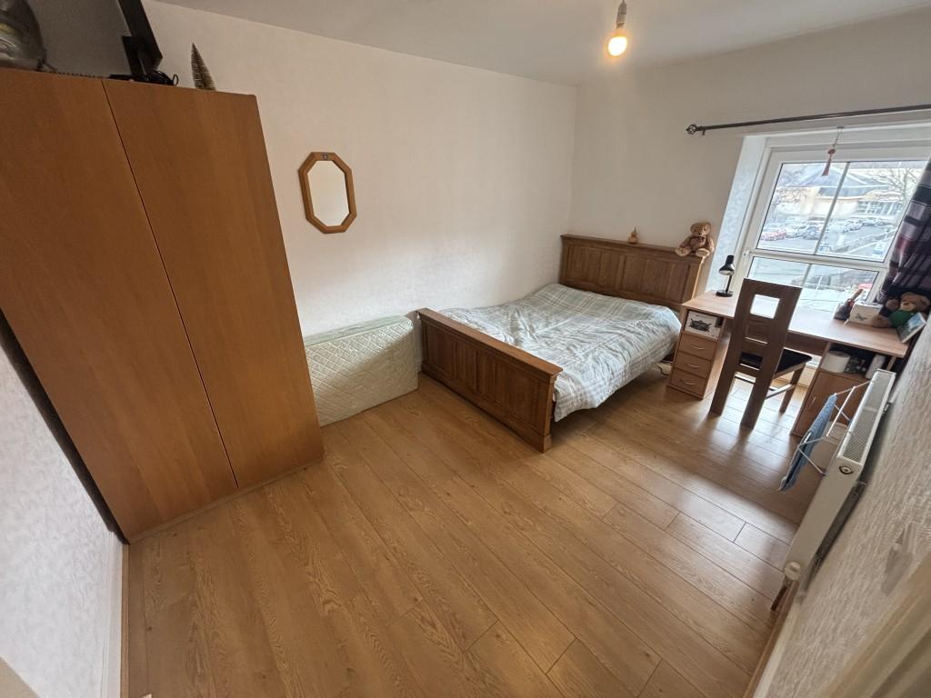 Front bedroom 5