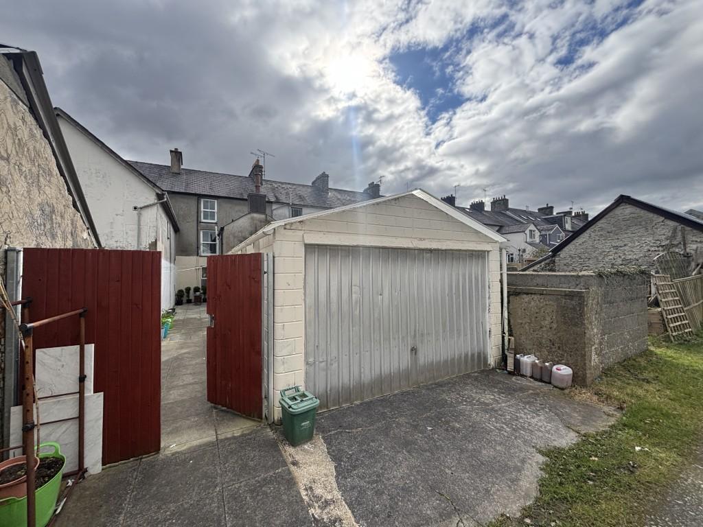 Detached garage