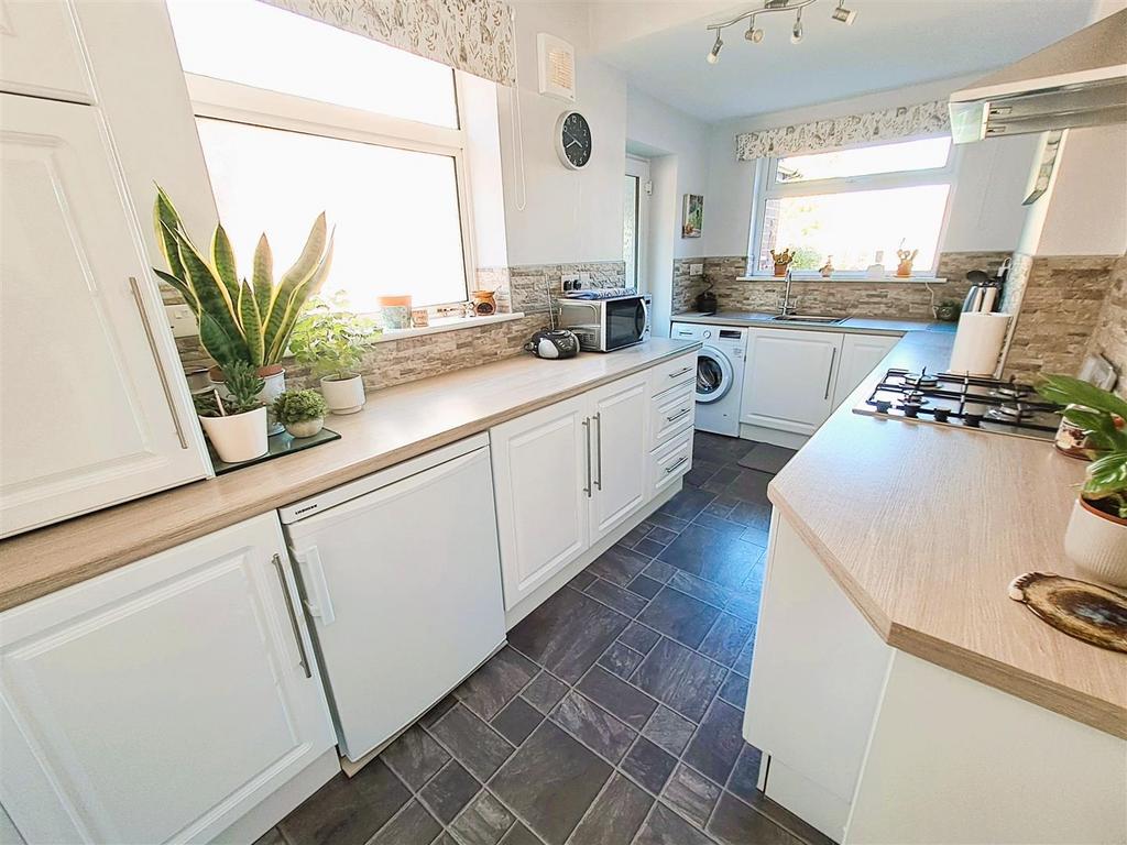 Re Fitted Kitchen