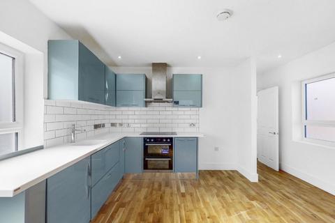 2 bedroom flat to rent, London NW2
