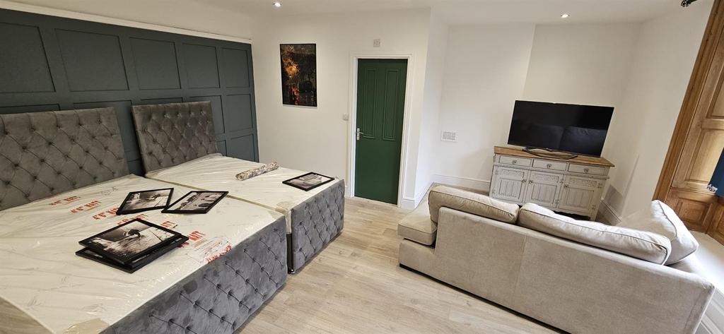 27 TL- First Floor Room 2 with Ensuite.jpeg