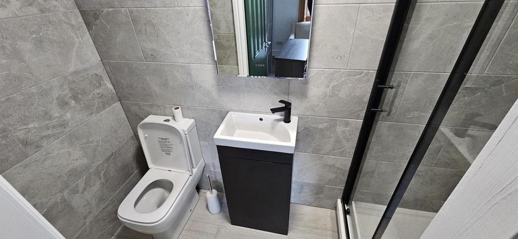 27 TL- Bathroom R1.jpeg