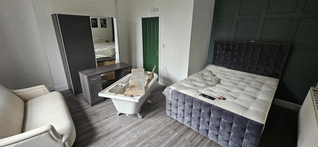 27 TL- First Floor Room with Ensuite.jpeg