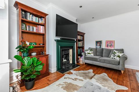 4 bedroom semi-detached house to rent, Wickham Avenue, Cheam, Sutton