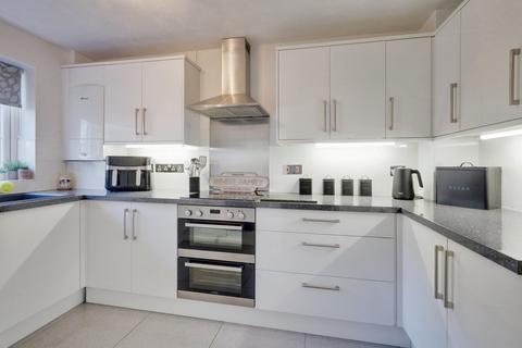 16 Bishops Close, Basildon, SS13 1EJ
