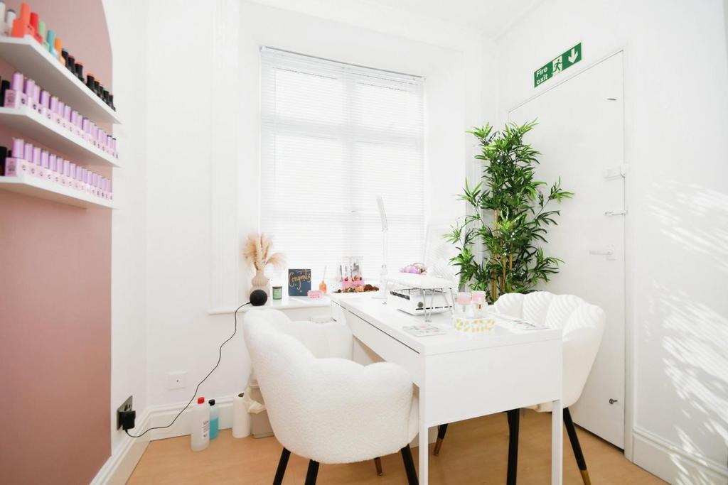Salon   nail tech 01.jpg