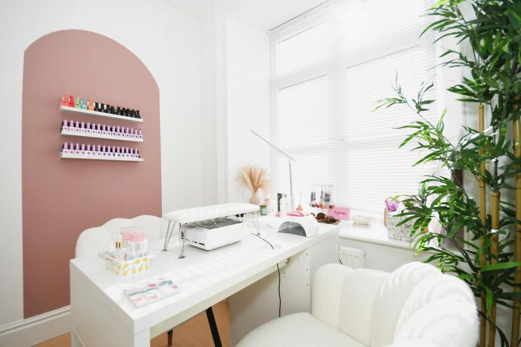 Salon   nail tech 02.jpg