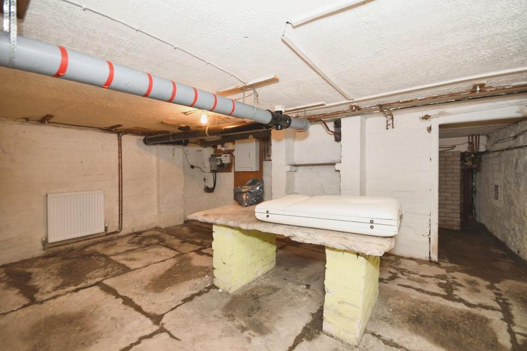 Salon   cellar 01.jpg